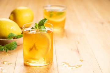 iced tea with lemon slices and fresh mint leaves