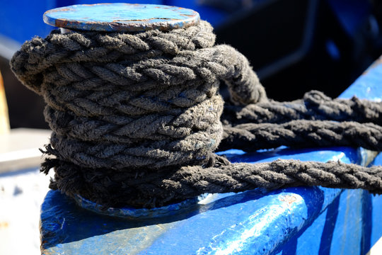 Seil am Poller inm Hafen