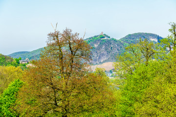 Blick auf Rolandsbogen und Drachenfels im Frühling