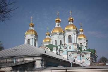 Fototapeta na wymiar view of the facade of the temple with Golden domes 