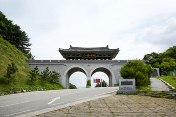 Obraz premium Ji Ahn-jae is a mountain path in Hamyang-gun, Korea.