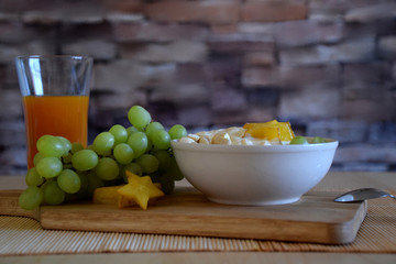 vegetarisches Müsli mit Obst, Nüssen und Joghurt 10