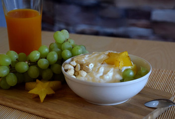 vegetarisches Müsli mit Obst, Nüssen und Joghurt 7