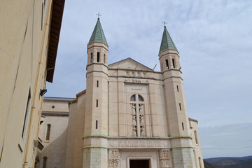 Fototapeta na wymiar Vorderansicht der Basilika Santa Rita in Cascia - Umbrien