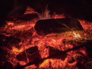 Kaminfeuer, brennende Holzscheite