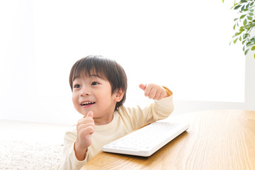 パソコンで遊ぶ子供