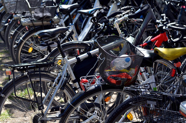 Viele Fahrräder stehen in einer Reihe
