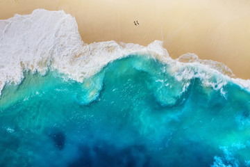 Küste als Hintergrund aus der Draufsicht. Türkisfarbener Wasserhintergrund aus der Draufsicht. Sommermeerblick aus der Luft. Insel Nusa Penida, Indonesien. Reisen - Bild