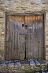 Rustykalne drzwi w antycznym budynku z kamienia