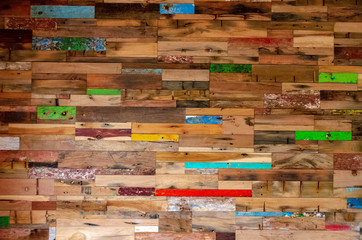 Mur de planches colorées