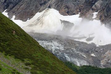 Glacier de Bionnassay. 1.800 m. Col du Mont-Lachat. Massif du Mont-Blanc. / Bionnassay Glacier....
