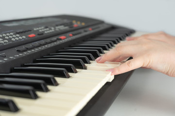 Finger spielend am Keyboard