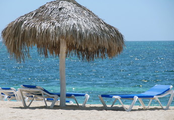 Transats et parasols en bord de mer, eau turquoise, sable blanc, Trinidad, Cuba, Cara&iuml;bes