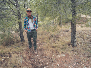 Obraz premium attractive man with glasses posing in the forest wearing casual clothes