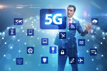 Obraz premium 5g internet concept with businessman pressing buttons