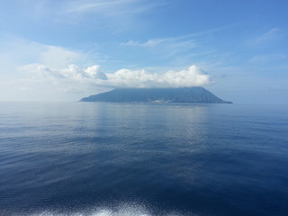 isola di Salina con nuvola