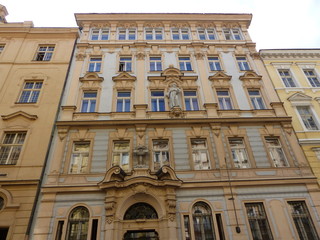 Facciata di un palazzo con decorazioni a Praga in Repubblica Ceca. 