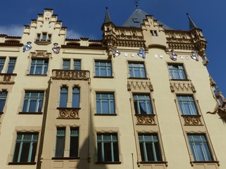 Facciata di un palazzo di stile gotico a Praga in Repubbli a Ceca.