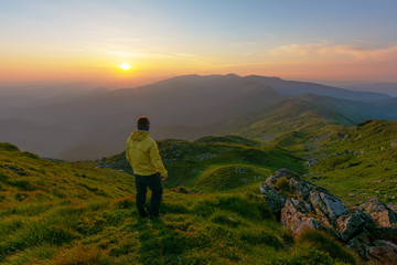 Obraz premium Warm summer season in the Ukrainian Carpathians with view of the observatory White elephant and tourist with a tent against the background of the mountains