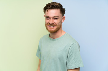 Obraz premium Redhead man over colorful background laughing