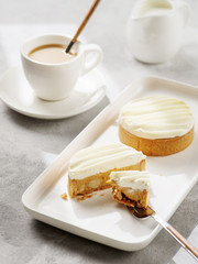 Tartlet with macadamia, caramel cream and vanilla ganache.