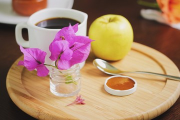desayuno con café y mermeladas con galletas flores en mesa de madera vista natural