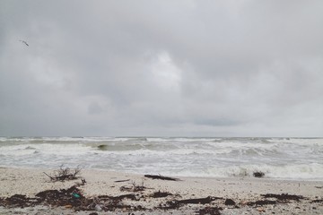 playa en dia nublado oscuro con lluvias
