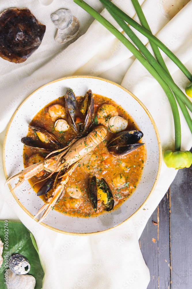 Wall mural langoustine with shrimp and mussels in gravy