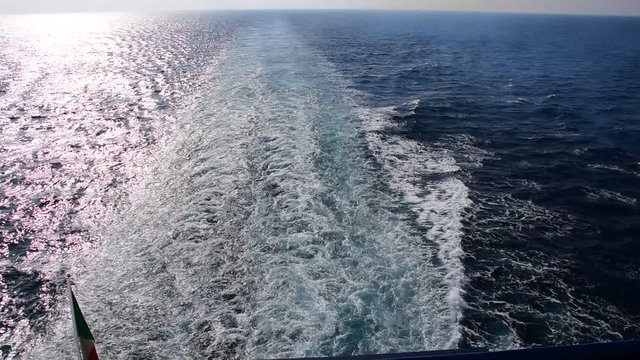 scia di poppa lasciata da una nave durante la navigazione