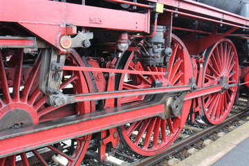 Fototapeta na wymiar Rote Räder einer alten Dampflokomotive