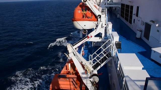 scialuppa di salvataggio sul ponte di una nave di linea durante la navigazione