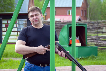 Obraz premium A man with a sports rifle at the shooting range.