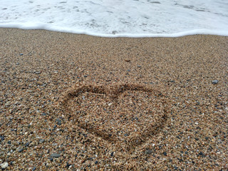 Corazón en la orilla del mar