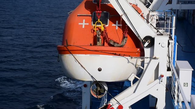 scialuppa di salvataggio sul ponte di una nave di linea durante la navigazione