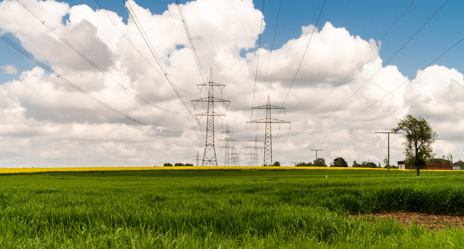 Linie elektryczne w polu. Energetyka, slupy nenrgetyczne.