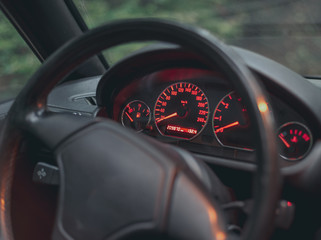 beleuchteter Tachometer mit Lenkrad