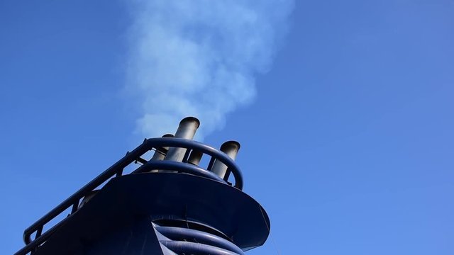 Ripresa video di ciminiere di una nave durante la navigazione