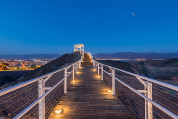 Obraz premium Night walkway to resting pergola 