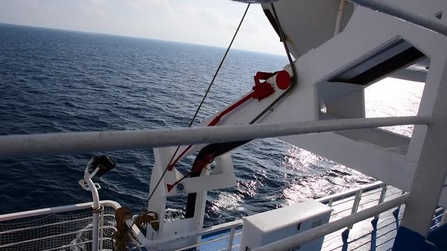 scialuppa di salvataggio sul ponte di una nave di linea durante la navigazione