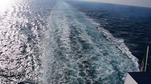 scia di poppa lasciata da una nave durante la navigazione