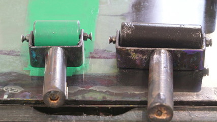 20323_A_small_and_big_roller_with_the_green_ink_on_the_small_one.jpg