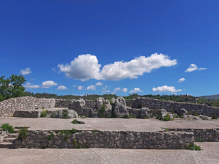 veduta di rovine a olevano romano in una limpida giornata