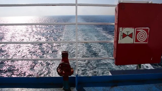 manichetta antincendio di una nave di linea. Sullo sfondo la scia lasciata dalle eliche
