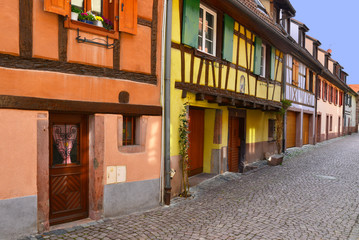 Alignement de maisons colorées à Kaysersberg (68240), département du Haut-Rhin, en région Grand Est, France