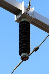 Un isolateur haute tension sur un portique