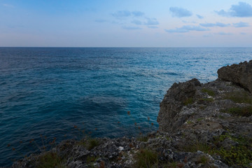 Fototapeta na wymiar Felsklippe an Meer