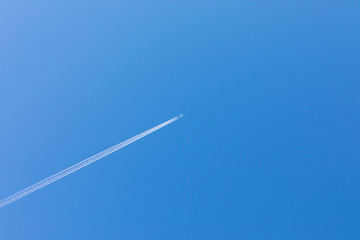 Flugzeug am Himmel mit Kondensstreifen