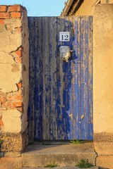 Alte blaue Holztür mit Zeitung