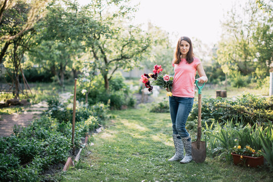 Young beautiful woman getting ready to plant tulips