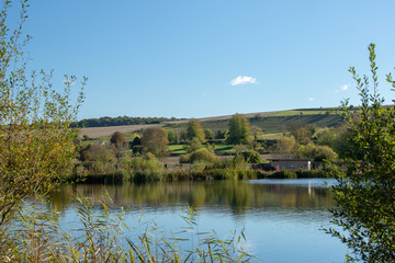 Obraz na płótnie Canvas Rural lake in Hampshire England. Calming reflections.